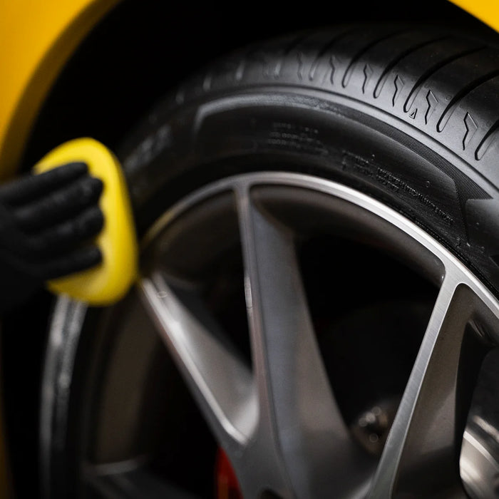 Malco E-Zee Shine Premium Emulsion Dressing (1 US Gallon)